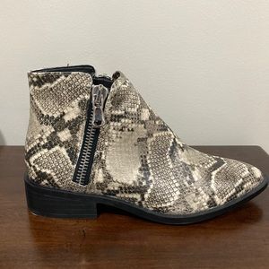 STEVE MADDEN Booties